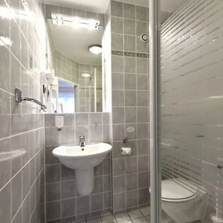 Lat & Apartmenthaus Berlin Отель Айзенхюттенштадт