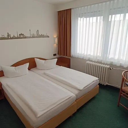 Отель Lat & Apartmenthaus Berlin Айзенхюттенштадт