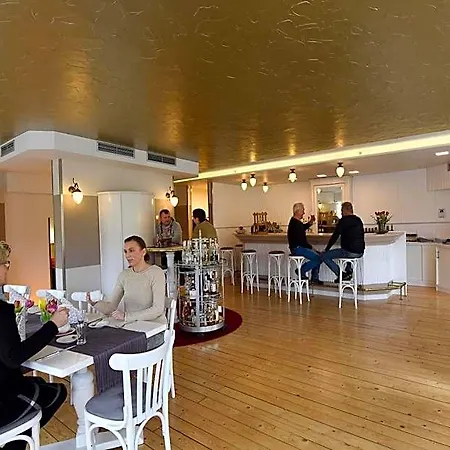 Отель Lat & Apartmenthaus Berlin Айзенхюттенштадт