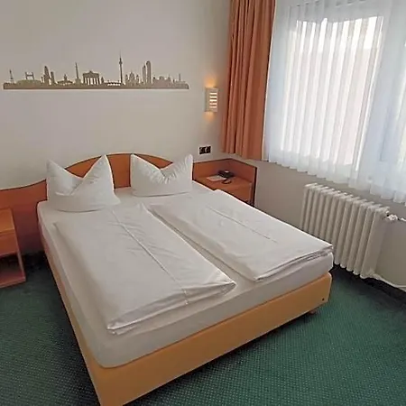 Отель Lat & Apartmenthaus Berlin Айзенхюттенштадт